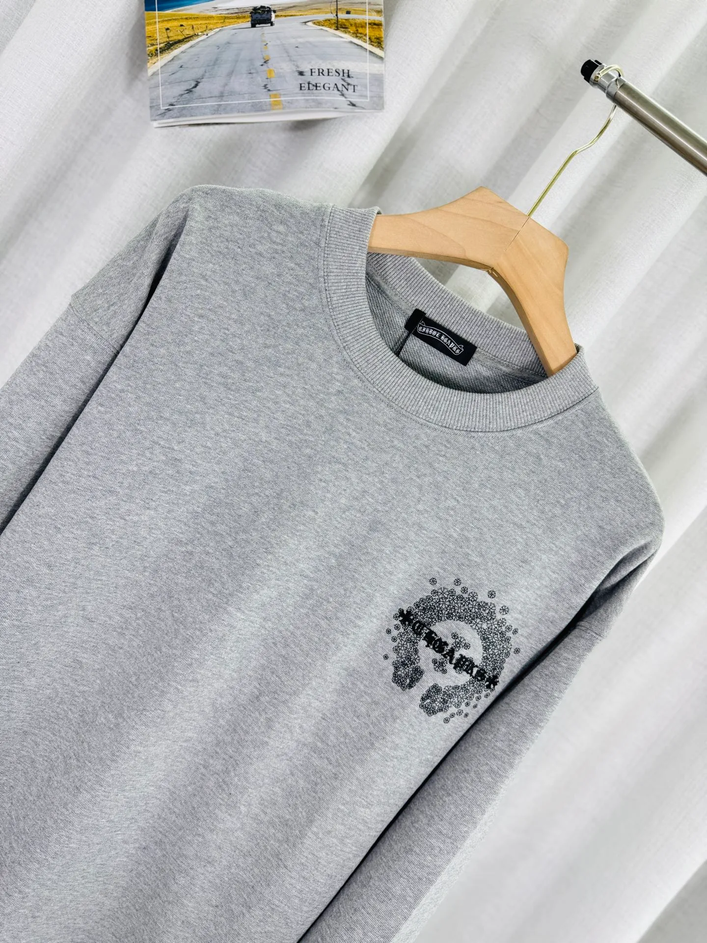 P260 top version, real shot without P, ​​different from market currency) 𝗖𝗵𝗿𝗼𝗺𝗲 𝗛𝗲𝗮𝗿𝘁𝘀/Cro Heart 2025 washed patch embroidery autumn and winter new original single counter American laser burnt 3D three-dimensional color embroidered couple casual sweatshirt 👑The highest version! Customized fabric 430g tripe terry fabric! American acid-washed and distressed original fabric laser burnt ✟appliqué embroidery and exquisite embroidery of letters! The best-selling model in the counter, very comfortable to wear. Accessories: original molded and authenticated collar label➕100% silk wash label. Genuine purchase-grade original hangtag➕matching hanging rope➕3D hanging beads➕original packaging bag. Craftsmanship: The original version has consistent wiring! The highest version of the armhole matching technique! Color: Gray Black Size: S M L XL Style Number: 25-332